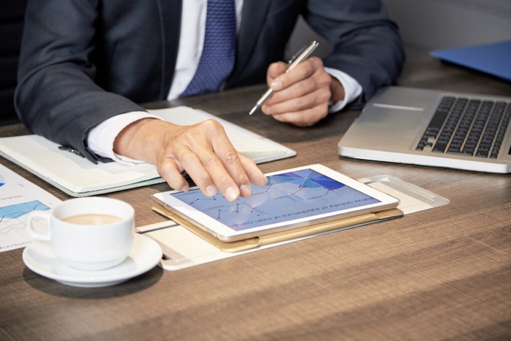 Ondernemer die de financiële administratie en papierwinkel beheert om de efficiëntie te verbeteren en de administratieve werklast te verminderen.