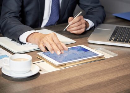 Ondernemer die de financiële administratie en papierwinkel beheert om de efficiëntie te verbeteren en de administratieve werklast te verminderen.