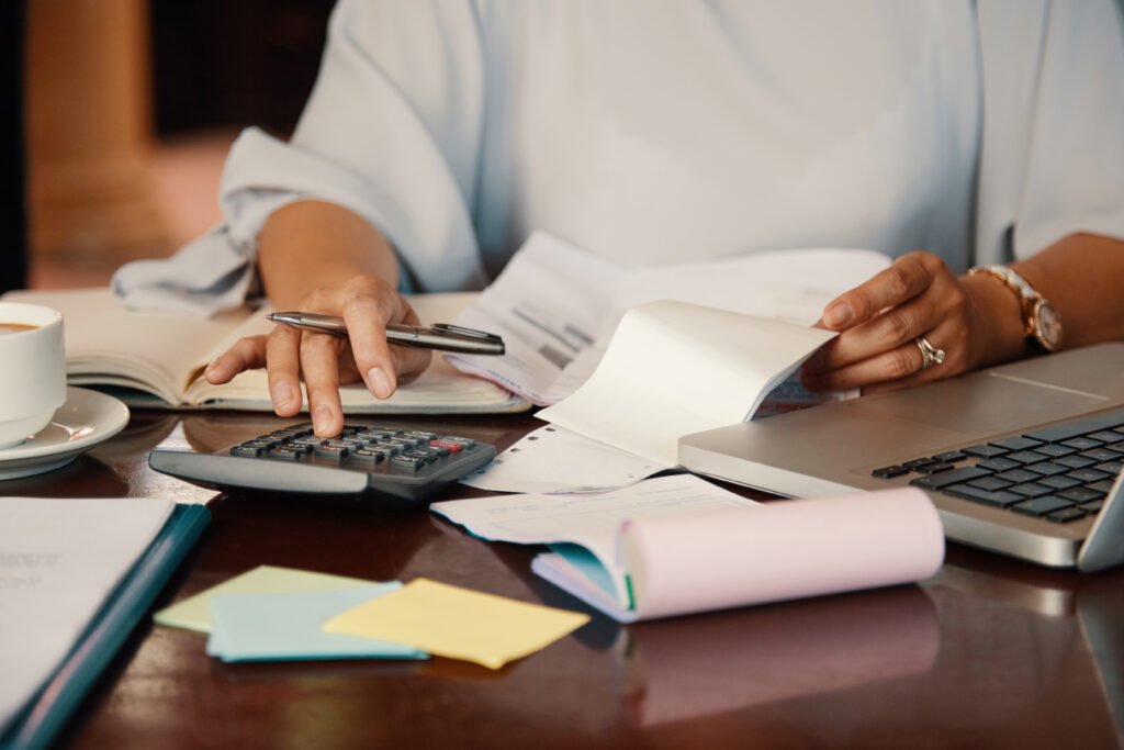 Een rommelige boekhouding met facturen, bonnetjes en financiële documenten die de noodzaak aantonen van het opschonen van de boekhouding en financiële ordening.